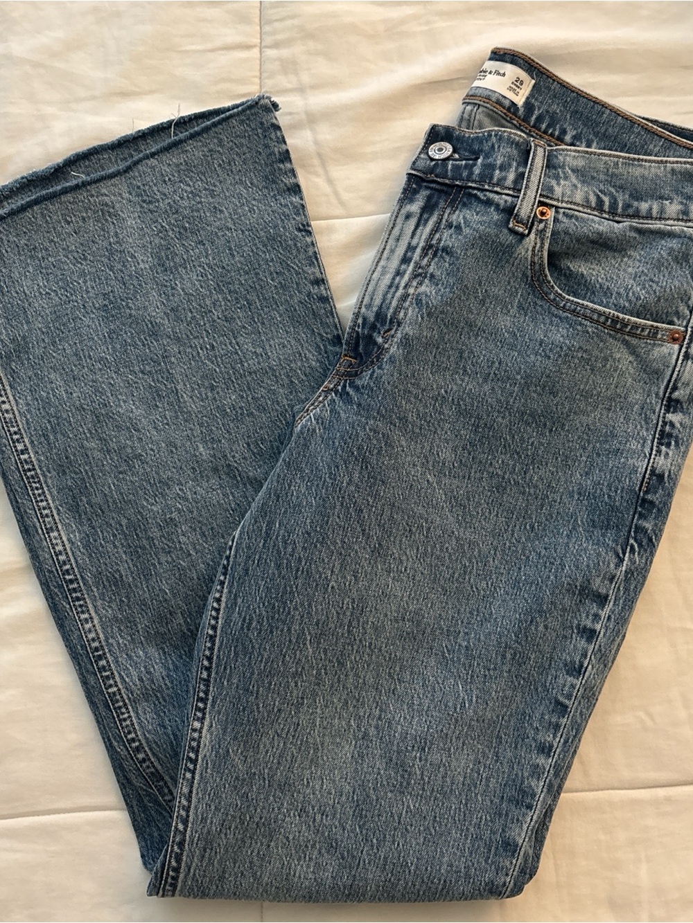Abercrombie & Fitch Men's Relaxed Jeans in Light Blue Wash